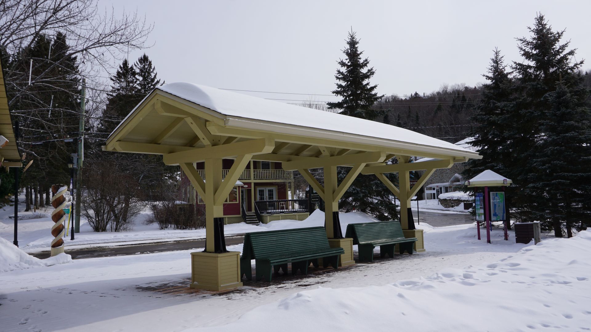 15059 – Abri en bois massif à Mont-Tremblant